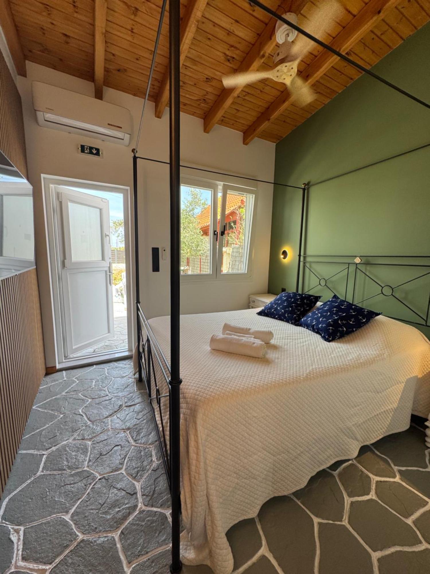 Secret Garden Airport-Beach Villas 300M From Famous Davis Beach Artemida  Exterior photo